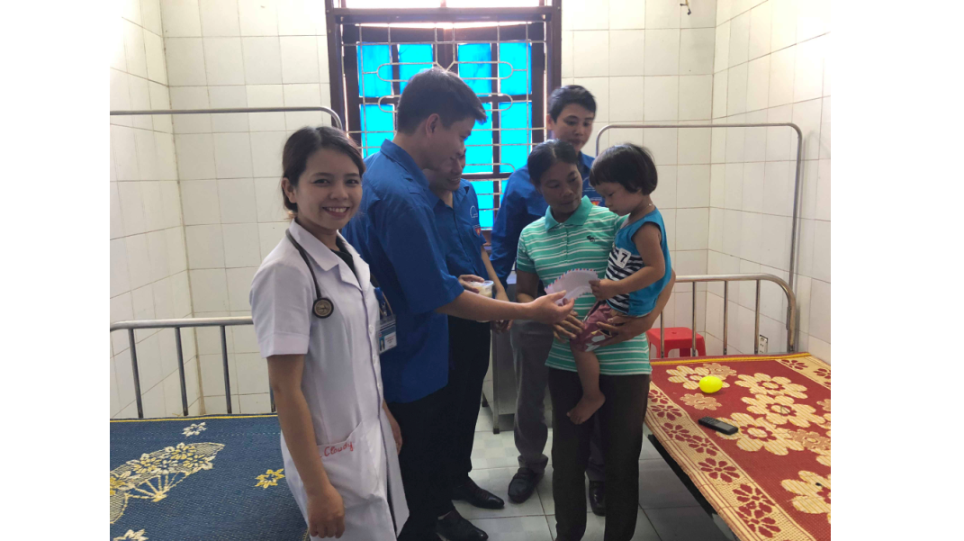 Trao quà cho các bệnh nhân Nhi có hoàn cảnh khó khăn
